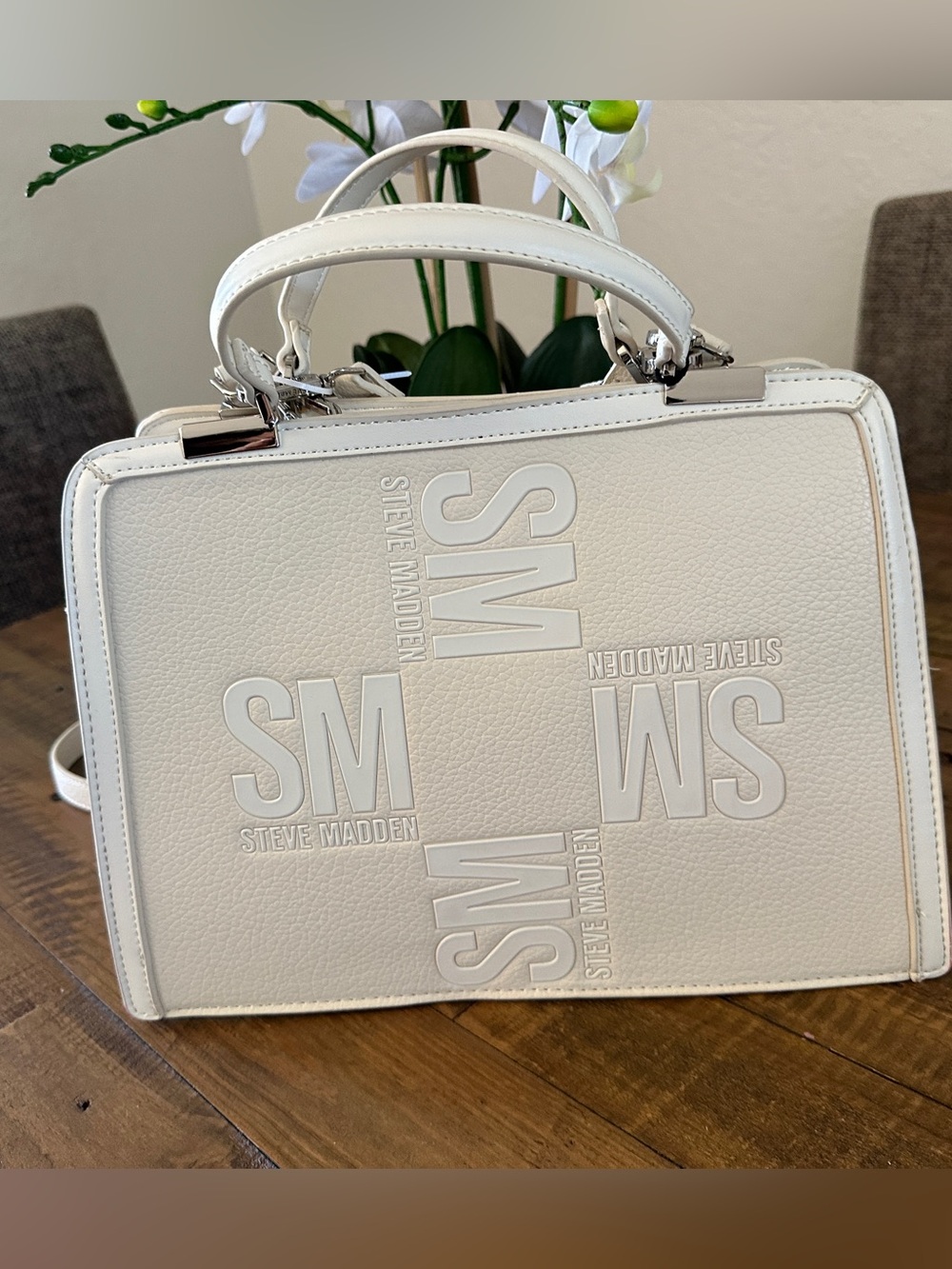 Steve Madden BMATEO Vanilla
Glaze Crossbody Bag Top Handle with AirPod Case